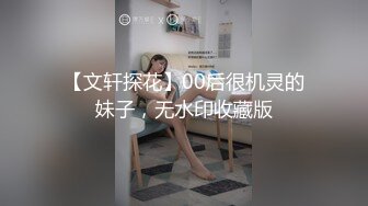 大眼睛网红美女！撩起短裙展示美腿！外表甜美骚的很，跳蛋震穴黄瓜捅菊花，真是小骚货