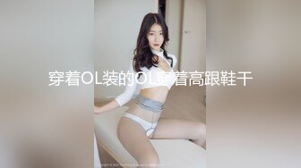 两个超嫩的小美女浴室里脱光了轮流干