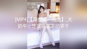 -大一女生军训迟到被教官单独留下训练,最后强迫女生和自己车震,女生一脸不情愿