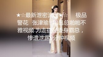 超嫩青春小萝莉『咬一口幼萝』娇小苗条极品粉鲍，小翘臀撅起来被无套插入，插得喊爸爸淫叫不断，口爆道具都能玩