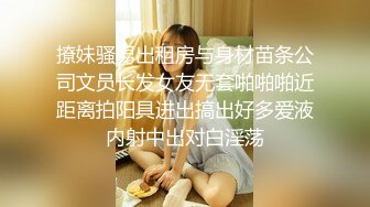 丝袜高跟露脸颜值不错的女模特镜头前发骚，大黑牛假鸡巴深喉舔弄，淫声荡语掰开骚穴看特写，激情抽插好刺激