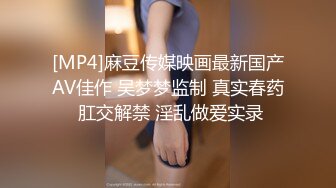 美眉NB啊 当着一地铁的人露大屁屁 真把大家当空气了 全裸拿外卖 无毛粉穴