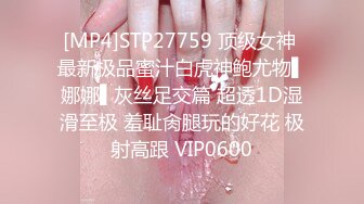 洗澡间男友小心翼翼的为女友刮穴毛不怕把B划破吗？