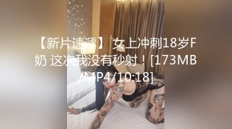 AV女友爆乳露脸激情大秀，跟狼友互动撩骚，掰开骚穴给狼友看特写，道具抽插玩弄风骚大屁股，浪叫呻吟不止