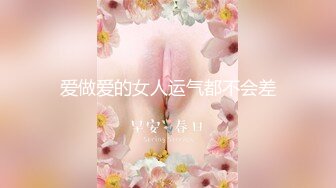 [MP4/ 498M] 邻居骚妇在家里大床一边和年轻男同事偷情一边和老公同电话骚货下面好多水