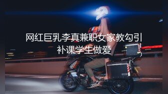 三女一男淫乱大派对 这男的有福了 三个女的伺候他一个