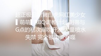 商场偷拍两个美女裙底风光屁股破洞牛仔裙美女丁字裤性感翘臀+少妇穿半透明草莓内发现镜头直接叫人了