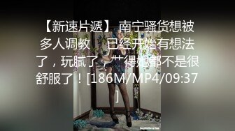 原版4K电子厂迎面走来一位水手服JK裙可爱嫩妹带着时尚黑帽