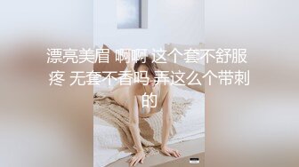 人妻骚妇露脸给大哥吃鸡巴又舔蛋，全程露脸被大哥压在身下玩弄，无套爆草，边干边玩骚奶子亲小嘴