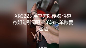 群啪派对 骚女对付宅男们