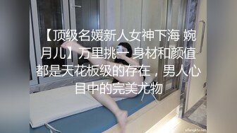 高颜值TS甄嬛和朋友餐厅吃饭，另一美妖低下头就吃甄嬛的鸡巴，另一妖看不惯，过来强赛鸡巴给甄嬛口 真尼玛刺激！