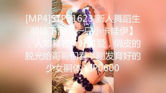 《极品CP 魔手 外购》技术型坑神巅峰厕拍！闯入大学校园女洗手间隔板缝中高清偸拍多位小姐姐方便，露脸照同步私处放尿