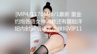 豹纹短裙美女果然骚穿骚丁