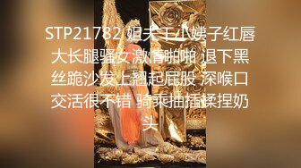 在车上被两个男人玩弄，还拿槟榔塞进去 最后把槟榔吃了