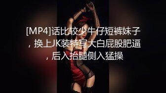 动漫展一箭双雕两个没穿安全裤JK小美女的裙底风光一个黑窄内一个绿内