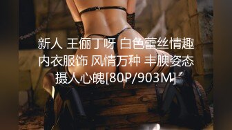 最新厕所偷窥高颜值牛仔裙美眉嘘嘘