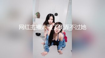 用金钱征服的女神，拉去开房跪舔大鸡巴，小手肌肤还挺白嫩的，怎么就会崇拜钱了呢！