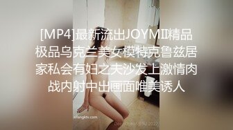 自家骚逼媳妇回娘家逼痒不止，无奈只能用小手指来解决