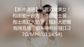 家里缺少管教的美少女偷拿女混混的香烟 被发现后把她拉到空地 逼迫她脱掉衣服用烟头和甩棍捅她逼