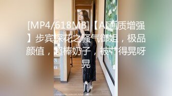 邊看美劇邊享受性感女友的口活服務 豐滿身材十分誘