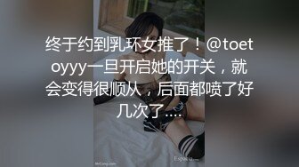 可爱小妖精 · Ts 查理 · 骚气腾腾的红色包裹丝袜，露出小鸟，射浓浓液体你吃吗！