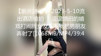 [MP4/ 676M] 猥琐小哥迷翻漂亮的小女友找来朋友一起来玩3P