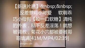 风骚少妇网吧勾引打游戏的小哥，到网吧厕所激情啪啪好刺激，旁边有人外面还有宝洁阿姨，门内口交激情爆草