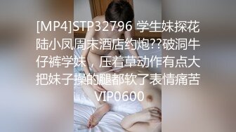 NTR绿帽大神『萤火虫』看着媳妇被单男兄弟操出白浆 真带劲，屁股撅这么高，生怕爸爸不插她！逼都被操黑了 (2)