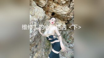 游乐场女厕近距离偷窥牛仔裙美女的大肥鲍