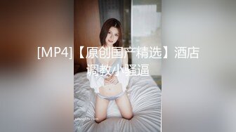 掰开老婆的嫩B，漏出里面的嫩肉给大家看