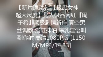 淫乱房间里的多人运动，两个轻熟女丝袜高跟情趣装诱惑被几个大哥玩弄抽插，吃奶玩逼高潮喷水，各种爆草抽插