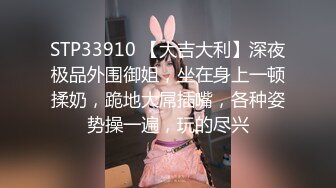 终于和极品白虎表妹突破性爱屏障，无套玩操白虎嫩穴，主动女上骑乘入穴