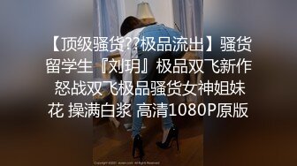 爬在天花板偷窥颜值不错的妹子在更衣间抹减肥霜