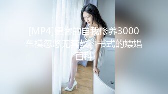 专注人前露出与路人同框美腿女神GI9ZA视图集，公园超市广场哪人多往哪去和老登一起锻炼 (4)