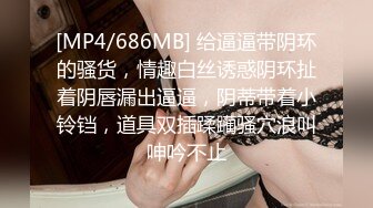 三个猥琐男对着娇美人怼脸打飞机,妹子闭眼享受,硬了赶紧下面插几下,有点肾虚啊