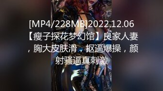 极品CP✅魔手》疯狂大胆坑神躲进商场女_厕独占一个坑位隔板缝中偸_拍各种B形妹子方便▲极限特写镜头快要碰到B了 (5)