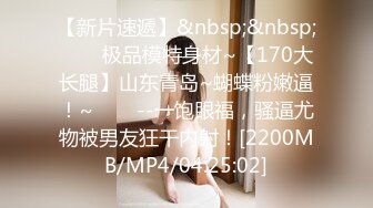 《极品CP?魔手?外购》大胆坑神潜入商场儿童乐园女厕独占一个坑位隔板缝中连续偸拍多位小少妇大小便有极品馒头一线天