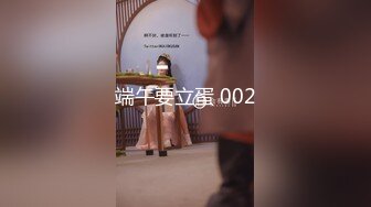 最新户外公共卫生间连拍2对良家美少妇内急难耐组队花式尿尿一上一下和对着尿少妇真骚还把阴毛刮了