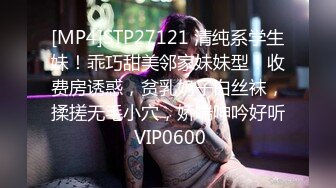 [MP4/ 851M] 金发双胞胎眼镜姐妹花双人自慰诱惑，翘起双腿掰穴特写自摸揉搓，翘起屁股扭动震动棒摩擦