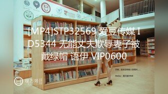 書店裏挑書白連衣裙大學妹子,看到鼓鼓的陰部沒忍住偷拍,美女發現了一臉鄙視地怒瞪