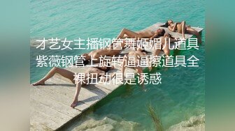 两个高颜值护士来替刺青小哥哥好好的排毒，轮流用小穴洗肉棒