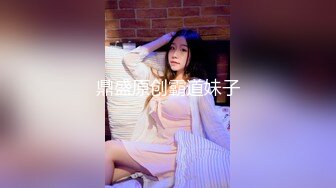 浅色线衣黑紧身裤美女肥美的馒头穴 细细长长的逼缝