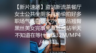 大神经典作品商场无门女厕全景偷拍玩手机的气质眼镜美女对着镜头方向表情挺丰富的