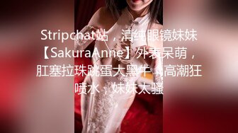 很是風騷淫蕩美少婦穿著開襠網絲不停的翹著屁股展示大肥臀和騷穴 掰開騷穴很淫蕩