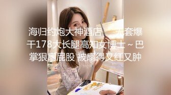 ❤️❤️外表清纯妹妹，公共厕所自慰，脱下紧身裤，无毛小骚逼，蹲着手指扣穴，边插穴边揉奶子好骚